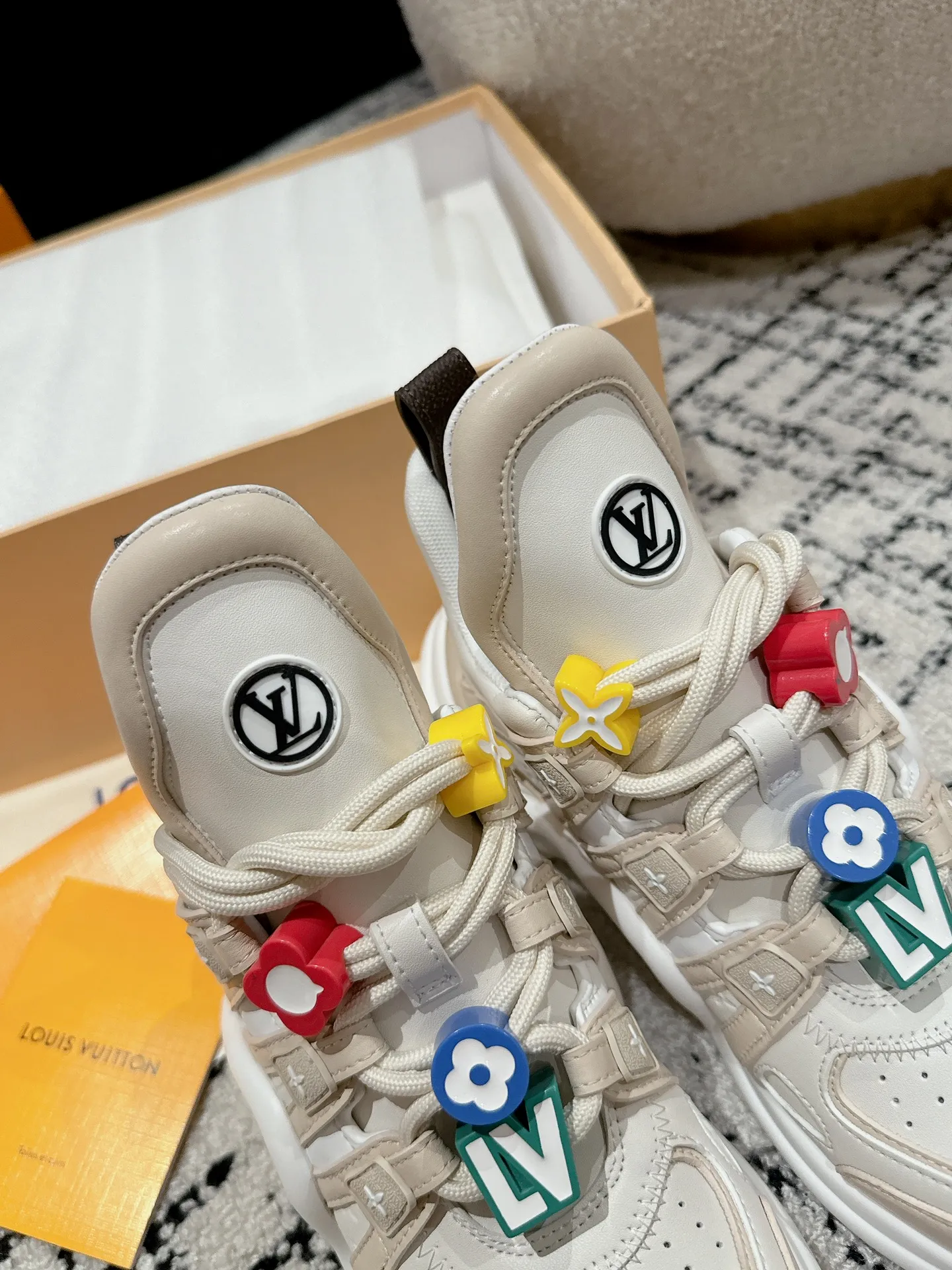 👟👟Ex-factory price 720👟👟 Top version Louis Vuiton·Louis Vuitton 24/ New Chinese Valentine's Day limited edition LV Archlight series arch sole dad shoes casual thick-soled lace-up sneakers Top version 🔝Buy the original version, develop and make goods👍🏻 This LV dad shoe features an eye-catching wavy sole and large tongue. It is equipped with a sporty super-elastic running shoe style rubber outsole, which is very eye-catching. It is also combined with a soft and elastic upper made of a variety of high-tech fabrics, making the upper foot comfortable and soft! ...